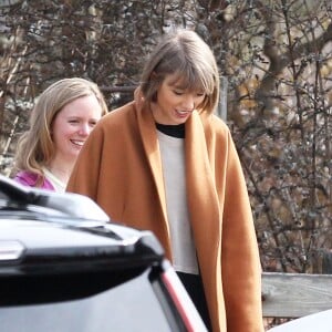 Exclusif - Taylor Swift arrive à Reading en Pennsylvanie (sa ville natale) à bord d'un jet privé, le 19 février 2016. Dès son arrivée, la chanteuse est accueillie par sa mère Andrea. Elle s'est ensuite rendue dans la maison où elle a grandi pour y rencontrer les nouveaux locataires. Elle est en Pennsylvanie pour assister au mariage de sa meilleure amie d'enfance.