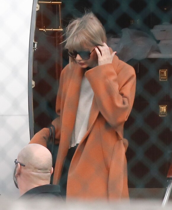 Exclusif - Taylor Swift arrive à Reading en Pennsylvanie (sa ville natale) à bord d'un jet privé, le 19 février 2016. Dès son arrivée, la chanteuse est accueillie par sa mère Andrea. Elle s'est ensuite rendue dans la maison où elle a grandi pour y rencontrer les nouveaux locataires. Elle est en Pennsylvanie pour assister au mariage de sa meilleure amie d'enfance.