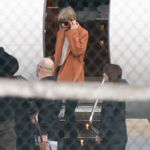 Exclusif - Taylor Swift arrive à Reading en Pennsylvanie (sa ville natale) à bord d'un jet privé, le 19 février 2016. Dès son arrivée, la chanteuse est accueillie par sa mère Andrea. Elle s'est ensuite rendue dans la maison où elle a grandi pour y rencontrer les nouveaux locataires. Elle est en Pennsylvanie pour assister au mariage de sa meilleure amie d'enfance.