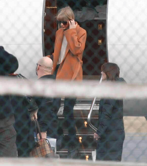 Exclusif - Taylor Swift arrive à Reading en Pennsylvanie (sa ville natale) à bord d'un jet privé, le 19 février 2016. Dès son arrivée, la chanteuse est accueillie par sa mère Andrea. Elle s'est ensuite rendue dans la maison où elle a grandi pour y rencontrer les nouveaux locataires. Elle est en Pennsylvanie pour assister au mariage de sa meilleure amie d'enfance.