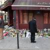 Les parisiens rendent hommage aux victimes des attentats terroristes devant 'hôtel restaurant "Le Carillon" et le restaurant "Le petit Cambodge", rue Alibert à Paris où plus d'une dizaine de personnes ont trouvé la mort le 13 novembre 2015 suite aux attentats qui ont ensanglanté la capitale