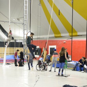 Exclusif - Ambiance lors des répétitions du spectacle "Timéo" mis en scène par Alex Goude à l'école Nationale des Arts du Cirque de Rosny-sous-Bois, le 28 novembre 2015.