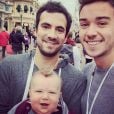 Alex Goude à Disneyland Paris avec son mari Romain et leus fils Elliot (7 mois). Septembre 2015.