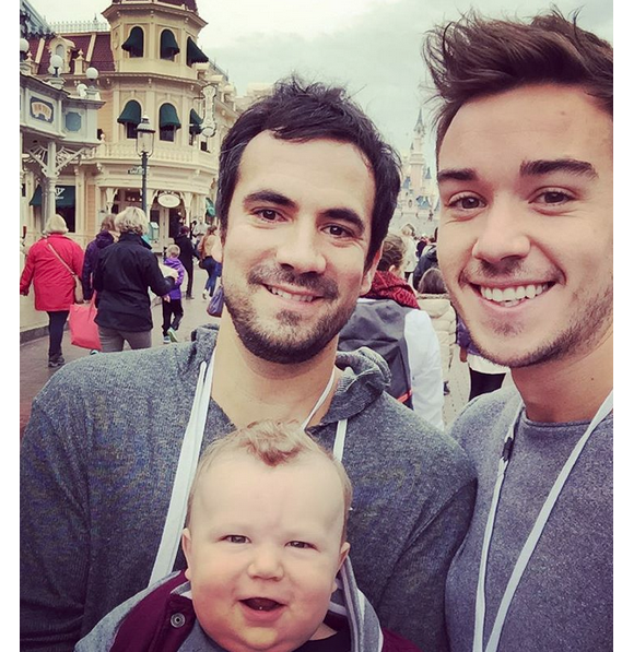 Alex Goude à Disneyland Paris avec son mari Romain et leus fils Elliot (7 mois). Septembre 2015.