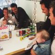 Alex Goude, son compagnon Romain et leur fils Elliot dans les coulisses du tournage de  La France a un incroyable talent  pour M6. Septembre 2015.