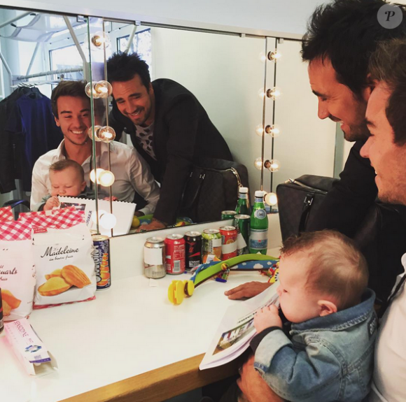 Alex Goude, son compagnon Romain et leur fils Elliot dans les coulisses du tournage de La France a un incroyable talent pour M6. Septembre 2015.