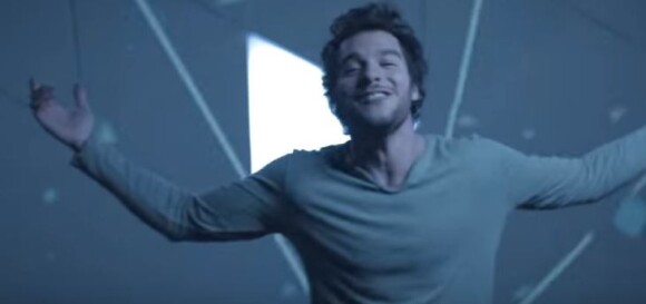Le chanteur Amir Haddad dans le clip de J'ai cherché