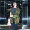 La chanteuse et mannequin Iggy Azalea porte un sac Louis Vuitton rose flashy à Los Angeles le 20 novembre 2015.