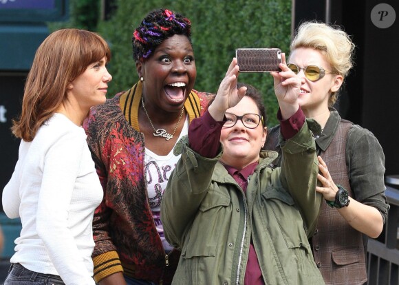 Kristen Wiig, Melissa McCarthy, Kate McKinnon et Leslie jone se font des selfies sur le tournage de 'Ghostbusters' à New York, le 19 septembre 2015