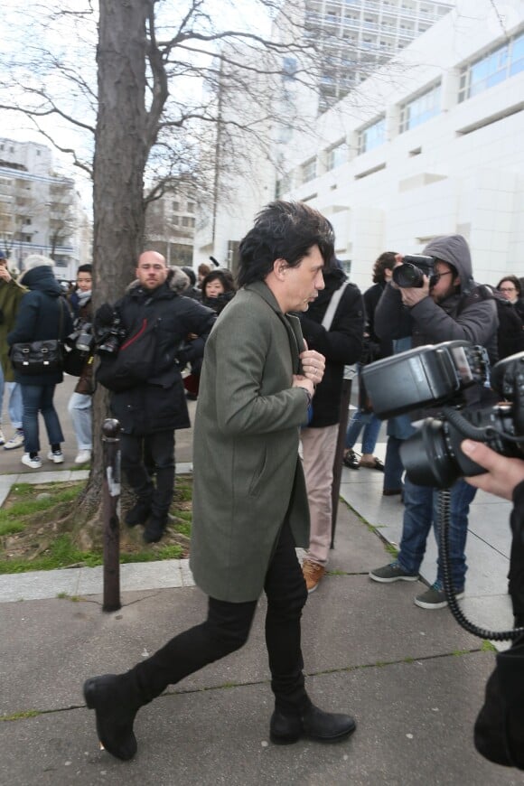 Nicola Sirkis arrive au Studio Rive Gauche pour assister au défilé Balenciaga. Paris, le 6 mars 2016.
