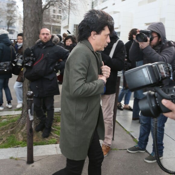 Nicola Sirkis arrive au Studio Rive Gauche pour assister au défilé Balenciaga. Paris, le 6 mars 2016.
