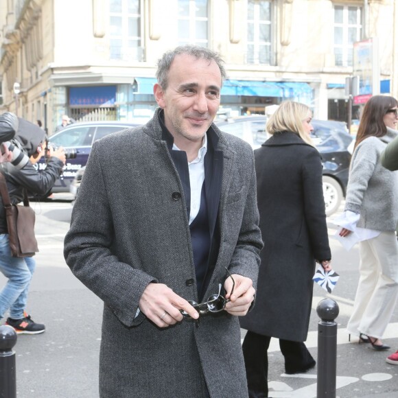 Élie Semoun arrive au lycée Carnot pour assister au défilé John Galliano. Paris, le 6 mars 2016.© CVS / Veeren / Bestimage