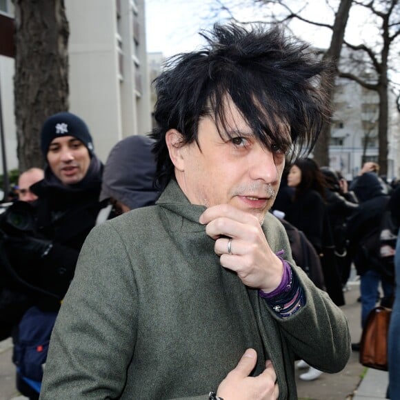 Nicola Sirkis arrive au Studio Rive Gauche pour assister au défilé Balenciaga. Paris, le 6 mars 2016.