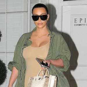 Kim Kardashian à la sortie du centre dermatologique Epione à Beverly Hills, le 2 mars 2016