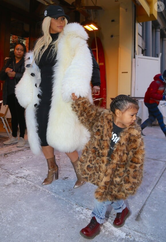 Kim Kardashian et sa fille North dans les rues de New York, le 14 février 2016.