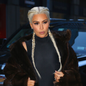 Kim Kardashian, les cheveux longs et blond platine, se promène dans les rues de New York, le 13 février 2016