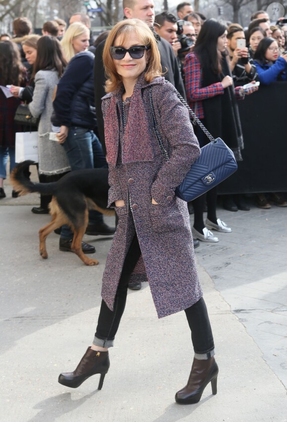 Isabelle Huppert - Arrivées au défilé de mode prêt-à-porter "Chanel", collection automne-hiver 2016/2017, à Paris. Le 8 mars 2016 © CVS / Veeren / Bestimage