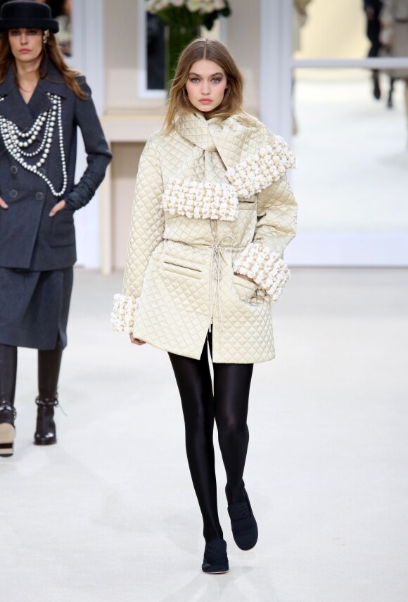 Gigi Hadid - Défilé de mode "Chanel" prêt-à-porter automne-hiver 2016/2017 au Grand Palais à Paris le 8 mars 2016.
