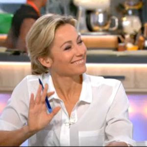 Anne-Sophie Lapix dans C à vous, sur France 5, le lundi 7 mars 2016.