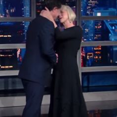 Helen Mirren, invitée du Late Show de Stephen Colbert, arrive et lui donne un baiser sur la bouche. Mars 2016
