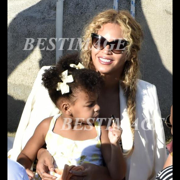 Beyoncé Knowles, son mari Jay Z et leur fille Ivy Blue en vacances sur la côte Amalfitaine le 10 septembre 2015. Le couple est allé déjeuner au restaurant "La Conca del sogno" à Nerano.  Please hide children's face prior to publication Beyonce and Jay-Z with their daughter Blue Ivy enjoy family getaway on a yacht in Amalfitan Coast and a lunch at the restaurant "La Conca del sogno" in Nerano, Italy.10/09/2015 - Nerano