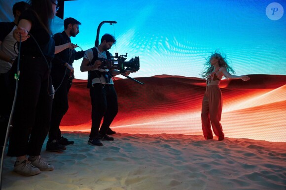 Immy Waterhouse sur le tournage d'un court métrage avec le photographe Rankin, en collaboration avec Emporio Armani.
