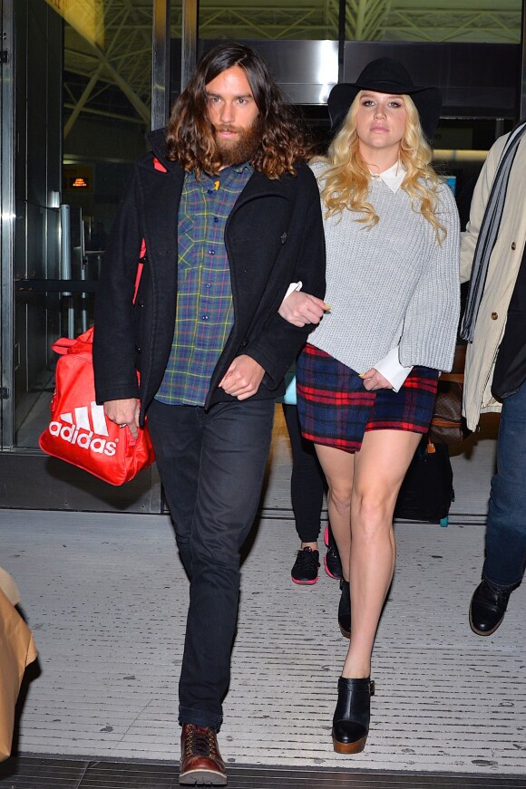 Kesha et son compagnon Brad Ashenfelter arrivent à l'aéroport de Los Angeles le 18 février 2016. © CPA/Bestimage