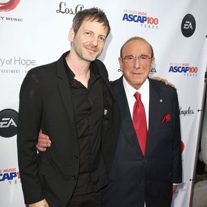Clive Davis, Dr. Luke lors du "Songs of Hope X" à Brentwood, le 4 juin 2014.