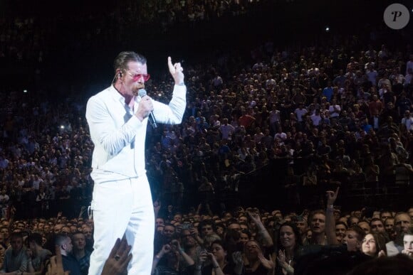 Jesse Hughes - Le groupe Eagles of Death Metal (qui jouait au Bataclan lors des attentats terroristes du 13 novembre 2015) invité par U2 sur les deux dernières chansons de leur concert à l'AccorHotels Arena (Bercy) à Paris le 7 décembre 2015