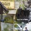 Le bus groupe Eagles Of Death Metal - Attentats à Paris: la fusillade dans la salle de concert du Bataclan aurait fait au moins 82 morts le 14 novembre 2015.