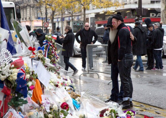 Les membres du groupe Eagles of Death Metal (Dave Catching, Jesse Hughes, Josh Homme et Matt McJunkins) se recueillent en hommage au victimes devant la salle du Bataclan à Paris, le 8 décembre 2015 au lendemain de leur concert avec U2 à l'Accor Hôtels Arena et pour la première fois depuis leur concert au Bataclan, le jour des attentats du 13 novembre. © Vincent Emery / Bestimage