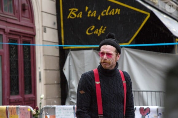 Les membres du groupe Eagles of Death Metal (Dave Catching, Jesse Hughes, Josh Homme et Matt McJunkins) se recueillent en hommage au victimes devant la salle du Bataclan à Paris, le 8 décembre 2015 au lendemain de leur concert avec U2 à l'Accor Hôtels Arena et pour la première fois depuis leur concert au Bataclan, le jour des attentats du 13 novembre. © Vincent Emery / Bestimage