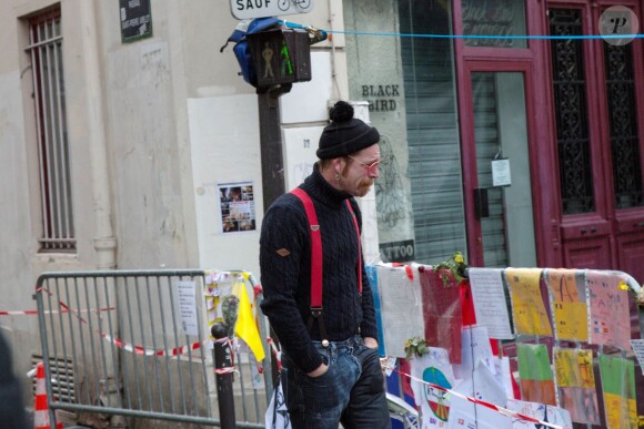 Les membres du groupe Eagles of Death Metal (Dave Catching, Jesse Hughes, Josh Homme et Matt McJunkins) se recueillent en hommage au victimes devant la salle du Bataclan à Paris, le 8 décembre 2015 au lendemain de leur concert avec U2 à l'Accor Hôtels Arena et pour la première fois depuis leur concert au Bataclan, le jour des attentats du 13 novembre. © Vincent Emery / Bestimage