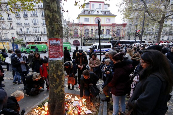 Des hommages devant le Bataclan à Paris, le 16 novembre 2015.