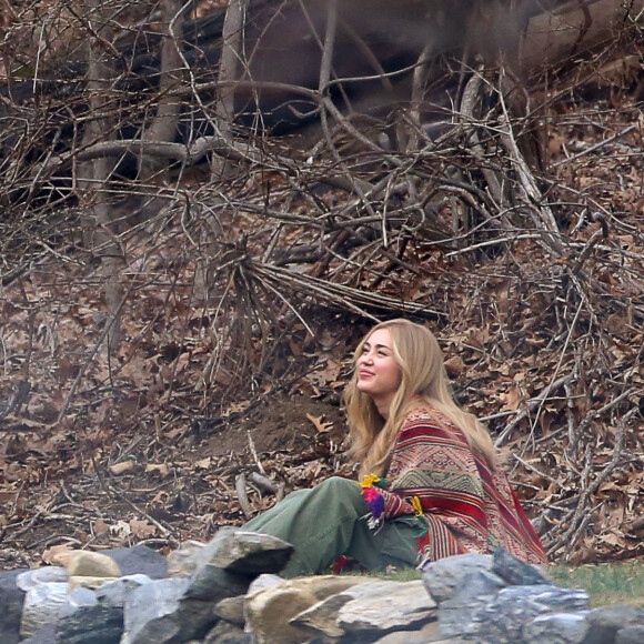 Miley Cyrus tourne avec Woody Allen pour une série diffusée par Amazon, dans le comté de Westchester près de New York le 10 mars 2016.