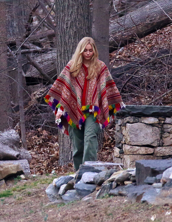 Miley Cyrus dans un look hippie sur un tournage dans le comté de Westchester près de New York le 10 mars 2016.