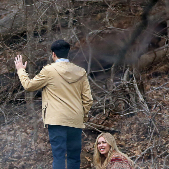 Miley Cyrus tourne avec Woody Allen pour une série diffusée par Amazon, dans le comté de Westchester près de New York le 10 mars 2016.