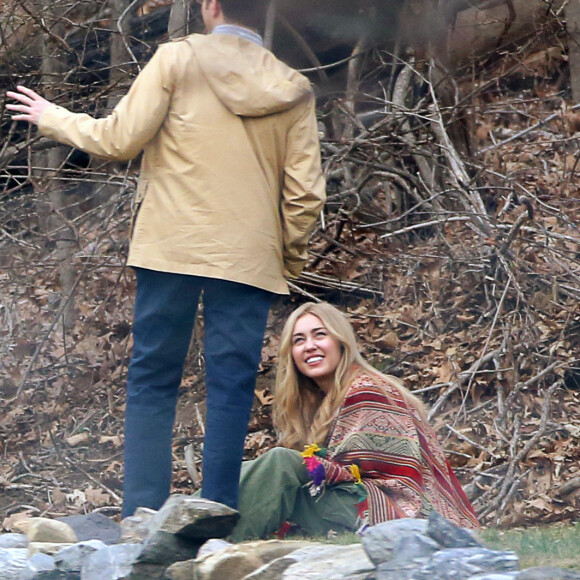 Miley Cyrus tourne avec Woody Allen pour une série diffusée par Amazon, dans le comté de Westchester près de New York le 10 mars 2016.