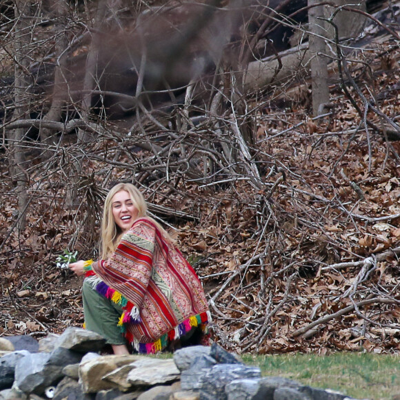 Miley Cyrus tourne avec Woody Allen pour une série diffusée par Amazon, dans le comté de Westchester près de New York le 10 mars 2016.