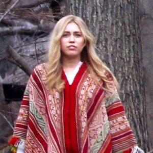 Miley Cyrus méconnaissable sur le tournage de la série de Woody Allen près de New York le 11 mars 2016.