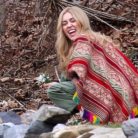 Miley Cyrus méconnaissable sur le tournage de la série de Woody Allen près de New York le 11 mars 2016.