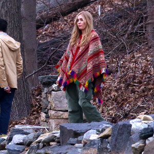 Miley Cyrus méconnaissable sur le tournage de la série de Woody Allen près de New York le 11 mars 2016.