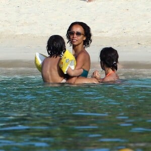 Exclusif - Sonia Rolland en vacances avec ses filles Kahina Lespert et Tess Rocancourt et ses amies Hélène de Fougerolles et Delphine McCarty (femme de Christophe Michalak) à l'île Maurice le 1er mars 2016.