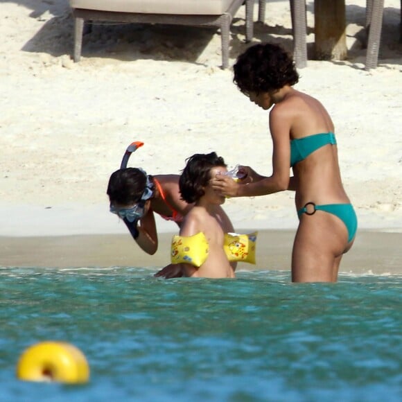 Exclusif - Sonia Rolland en vacances avec ses filles Kahina Lespert et Tess Rocancourt et ses amies Hélène de Fougerolles et Delphine McCarty (femme de Christophe Michalak) à l'île Maurice le 1er mars 2016.