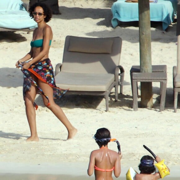 Exclusif - Sonia Rolland en vacances avec ses filles Kahina et Tess à l'île Maurice le 1er mars 2016.