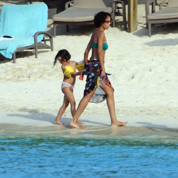 Exclusif - Sonia Rolland en vacances avec ses filles Kahina Lespert et Tess Rocancourt et ses amies Hélène de Fougerolles et Delphine McCarty (femme de Christophe Michalak) à l'île Maurice le 1er mars 2016.