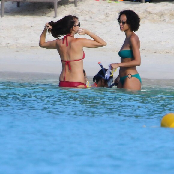 Exclusif - Sonia Rolland en vacances avec ses filles Kahina Lespert et Tess Rocancourt, et Delphine McCarty (femme de Christophe Michalak) à l'île Maurice le 1er mars 2016.