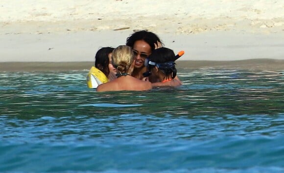Exclusif -  Sonia Rolland en vacances avec ses filles Kahina Lespert et Tess Rocancourt à l'île Maurice le 1er mars 2016.