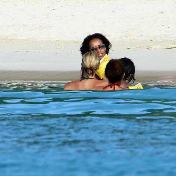 Exclusif - Sonia Rolland en vacances avec ses filles Kahina Lespert et Tess Rocancourt et ses amies Hélène de Fougerolles et Delphine McCarty (femme de Christophe Michalak) à l'île Maurice le 1er mars 2016.