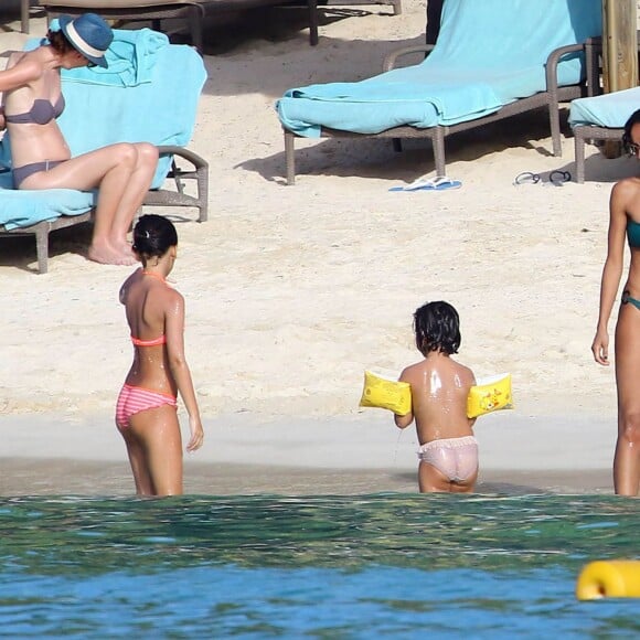 Exclusif - Sonia Rolland en vacances avec ses filles Kahina Lespert et Tess Rocancourt et ses amies Hélène de Fougerolles et Delphine McCarty (femme de Christophe Michalak) à l'île Maurice le 1er mars 2016.